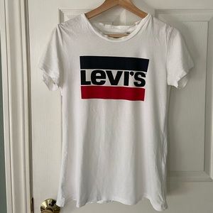 Levi’s t-shirt